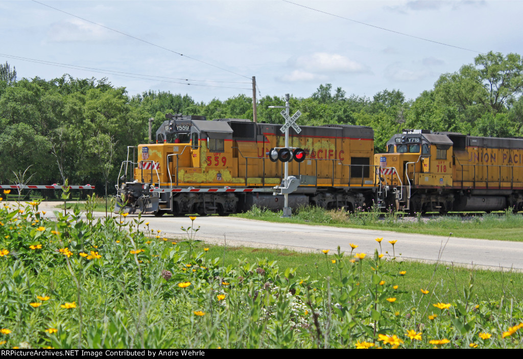 UPY 559 pushing across Prairie Hill Road